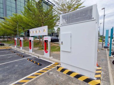 KUANTAN, PAHANG, MALAYSIA - 21 Haziran 2024: Tesla süperşarjörleri Kuantan İl Meclisi ofisine yakın. Düşük talep nedeniyle küresel elektrikli araçlar (EV) satışları düşüşe geçti.
