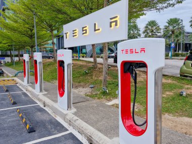 KUANTAN, PAHANG, MALAYSIA - 21 Haziran 2024: Tesla süperşarjörleri Kuantan İl Meclisi ofisine yakın. Düşük talep nedeniyle küresel elektrikli araçlar (EV) satışları düşüşe geçti.
