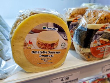 KUANTAN, PAHANG, MALAYSIA - 21 Haziran 2024: Halal onigiri, FamilyMart mağazasında satıldı. Onigiri, çeşitli dolgularla doldurulmuş ve yosunlara sarılmış, üçgen şeklinde pirinç topundan oluşur..