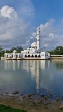 Statik dikey çekim - Kuala Terengganu, Malezya 'da Terengganu' nun ünlü yüzen camisinin (Mescid Tengku Zaharah) dış görünümü.