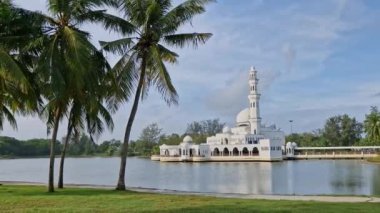 Statik çekim - Kuala Terengganu, Malezya Terengganu ünlü yüzen cami (Mescid Tengku Zaharah) Dış görünümü.