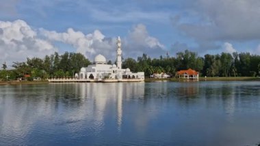 Statik çekim - Kuala Terengganu, Malezya Terengganu ünlü yüzen cami (Mescid Tengku Zaharah) Dış görünümü.