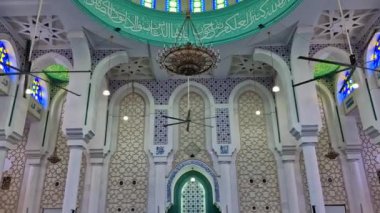 Kuantan 'daki Pahang Camii' nin iç çekimleri. Cemaat duaları sırasında dev hayranlar yeterli havalandırma sağlandı.. 