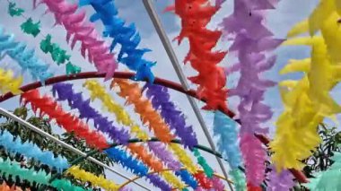 Mavi gökyüzünde dönen renkli fırıldak..