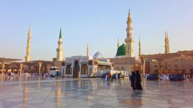 MEDINA, SAUDI ARABIA-MAYIS KINGDOM 29, 2019: Pan sağcı temizlikçiler Al Nabawi Moque in Al Madinah, Suudi Arabistan.