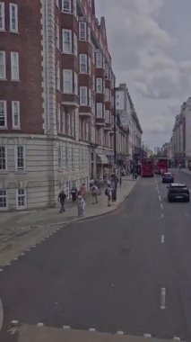 PARK YOLU, LONDON, İNGİLTAN-14 HAZİRAN 2025: Londra 'nın kırmızı çift katlı otobüs manzaralı birinci şahıs görüntüsü Baker Caddesi, Londra, İngiltere' deki Park Road güzergahı.