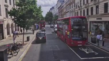 BAKER STREET, LONDON, ENGLAND-HAZİRAN 14 Temmuz 2025: Londra kırmızı çift katlı otobüs görüntüsü Baker caddesi güzergahı, İngiltere.