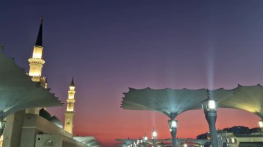 Suudi Arabistan Krallığı Medine 'de sabahın erken saatlerinde Nabawi Camii' nin dev şemsiyelerinin statik görüntüsü.