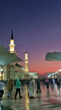 MEDINA, SAUDI ARABIA-JANUARY 30, 2025: Suudi Arabistan Krallığı El Madinah 'ta sabahın erken saatlerinde gün doğumunun ardından Nabawi camisinin yerleşkesinden geçen Müslüman hacıların statik görüntüsü. 