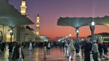 MİDİNA, SAUDI ARABIA-JANUARY 30, 2025: Müslüman hacılardan oluşan bir grup, sabah erken saatlerde Suudi Arabistan Krallığı El Madinah 'ta, Nabawi camisinin yerleşkesinden geçtiler.. 