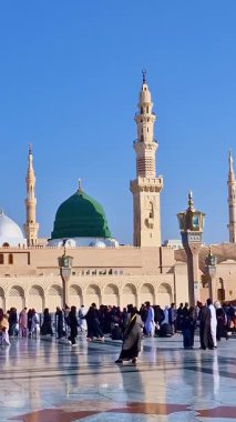 Suudi Arabistan 'ın başkenti Al Madinah' taki Nabawi camiinin yerleşkesinde, Müslüman hacıların dikey görüntüsü devam ediyor. Cami, İslam 'ın en kutsal ikinci camiidir. 