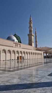 Medine, Suudi Arabistan 'daki Nabawi camiinin yeşil ve gümüş kubbesinin dikey sağı. 