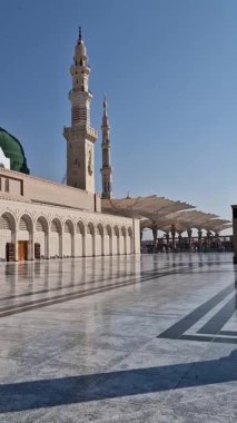 Medine, Suudi Arabistan 'daki Nabawi camiinin yeşil ve gümüş kubbesinin dikey tavası. 