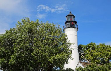 Ağaçlar ve Key West Feneri - Florida 