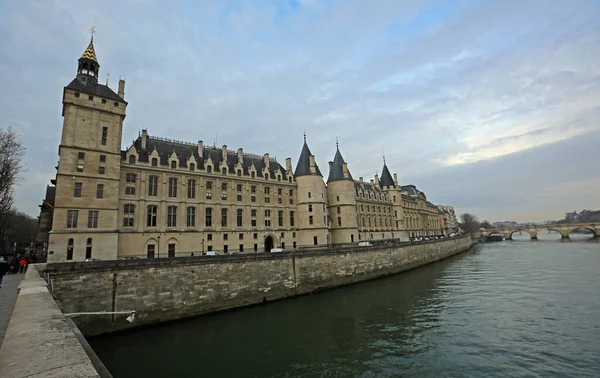 与The Conciergerie合著的全景 法国巴黎 — 图库照片