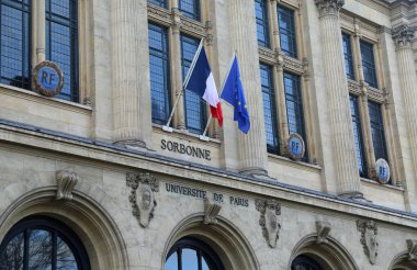 Sorbonne 'un ön cephesinde bayrak - Paris, Fransa