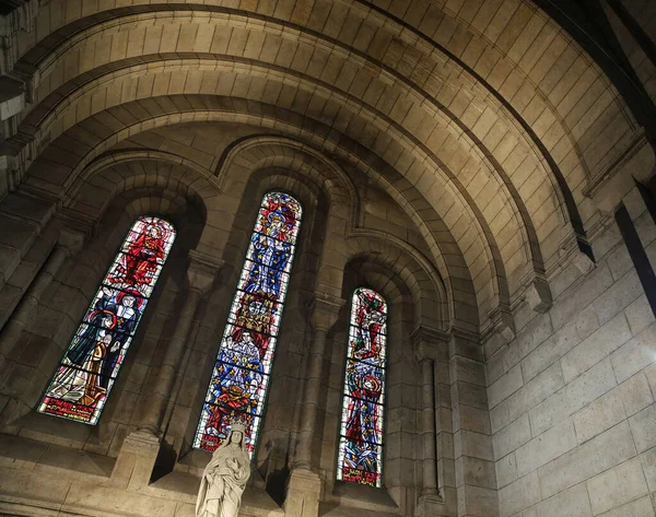 Sacre-Coeur Bazilikası 'nda lekeli cam pencereler, Paris, Fransa