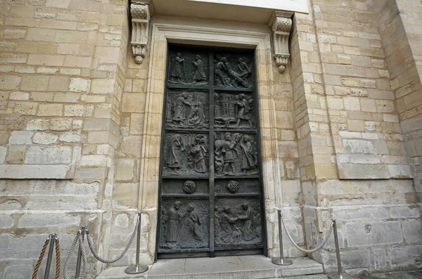 正面に青銅製の扉 Saint Pierre Montmartre フランス — ストック写真