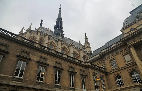 フランス パリのパリ 正義の宮殿の上のサント シャペル — ストック写真