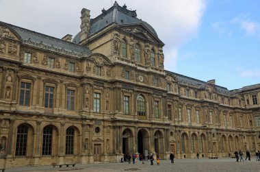 Louvre 'daki avlu manzarası - Paris, Fransa