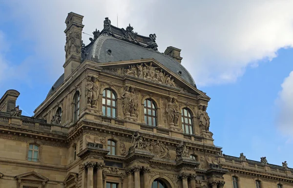 ルーブル美術館の装飾の詳細 フランス — ストック写真