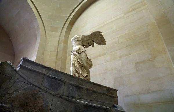 Мармурова Богиня Крилата Перемога Самотраси Лувр Париж Франція — стокове фото