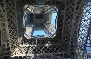 Eyfel Kulesi 'nin ortasında (Eiffel Turu), Paris, Fransa
