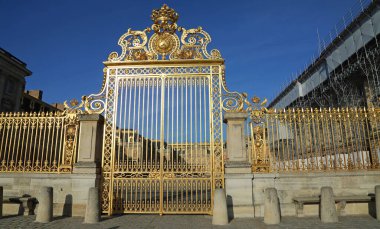 Paris, Fransa yakınlarındaki Versailles Sarayı 'nın Altın Kapısı