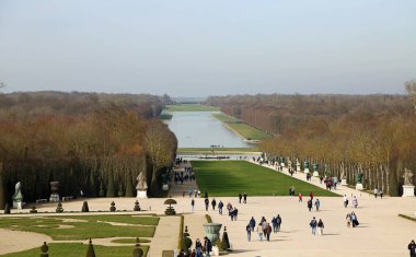 Fransa, Paris yakınlarındaki Versailles Palace Garden 'da Büyük Kanal manzarası