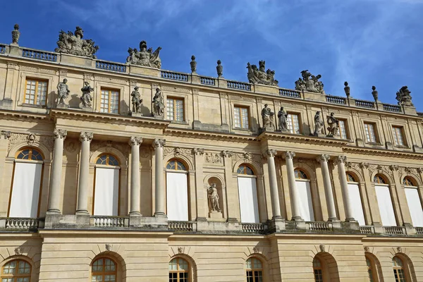 Paris yakınlarındaki Versailles Sarayı 'nın güney duvarı.