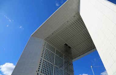 La Grande Kemeri 'nin yan görüntüsü - La Defense, Paris, Fransa