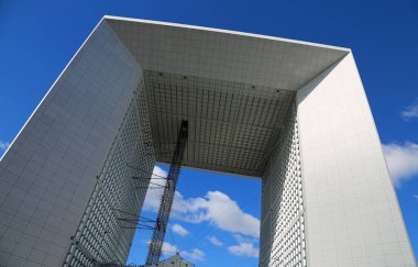 La Grande Arche 'ın içine bakıyoruz - La Defense, Paris, Fransa