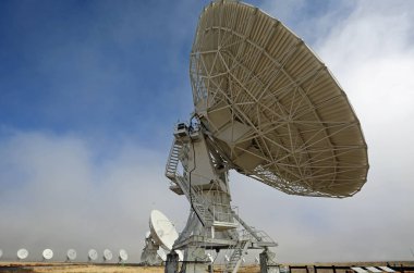 Antenin yan görüntüsü. Çok Büyük İstasyon, New Mexico.