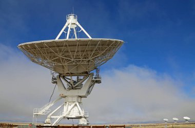 Yukarıya doğru uzanan büyük bir anten - Çok Büyük İstasyon, New Mexico