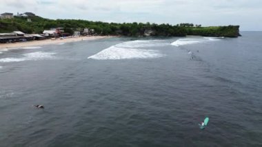 Balangan Körfezi üzerinde uçuyor - Bali, Endonezya