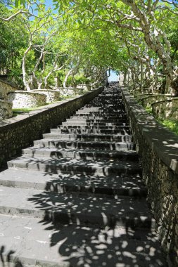 Pura Luhur Uluwatu dikey, Bali, Endonezya adımları
