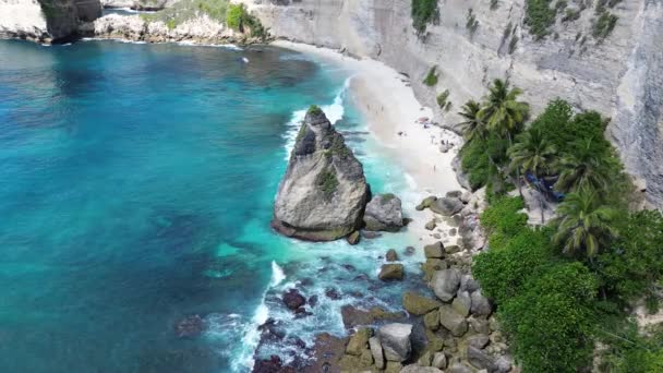 钻石海滩上的钻石岩 努沙佩尼达 印度尼西亚 图库视频片段