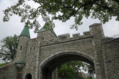 Ağaç ve St. Louis Kapısı - Quebec Şehri, Kanada