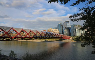 Bow Nehri üzerindeki Barış Köprüsü - Calgary, Alberta, Kanada