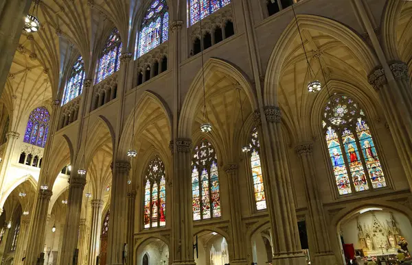 St. Patrick Katedrali 'nin yan sütunları - New York, Manhattan