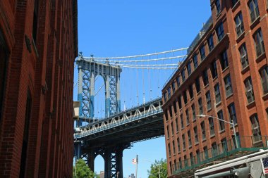 Kırmızı binalar arasındaki sütun - Brooklyn, New York