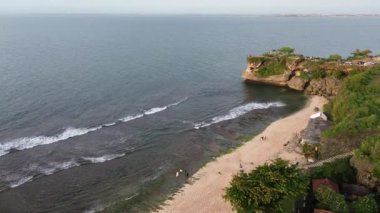 Endonezya, Bali 'deki Balangan Plajı' nın gün batımı uçurumu