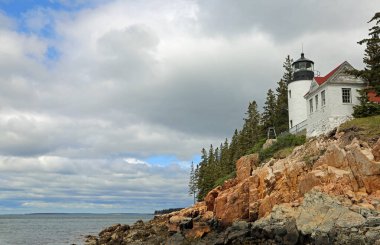 Blue Hill Körfezi 'ndeki Bass Limanı Baş Işık İstasyonu, Acadia Ulusal Parkı, Maine