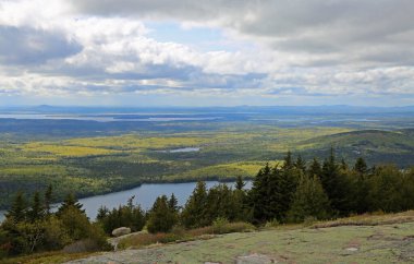 Cadillac Dağı 'ndan bahar manzarası, Acadia Ulusal Parkı, Maine