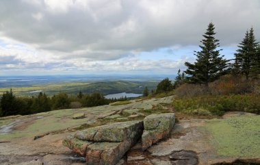 Cadillac Dağı 'nın Rocky zirvesi, Acadia Ulusal Parkı, Maine