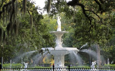 Meşe ağacının arkasındaki çeşme - Forsyth Park, Savannah, Georgia