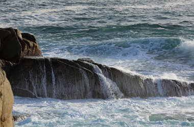 Kaliforniya Monterey Körfezi 'ndeki Pasifik Okyanusu. 