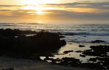 Monterey Körfezi, Kaliforniya 'da gün batımından önce
