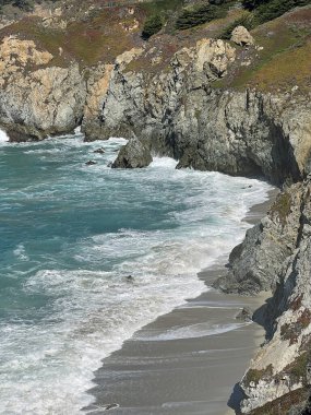 Pasifik Okyanusu 'ndaki Kaliforniya' nın batı kıyısındaki uçurumlar.