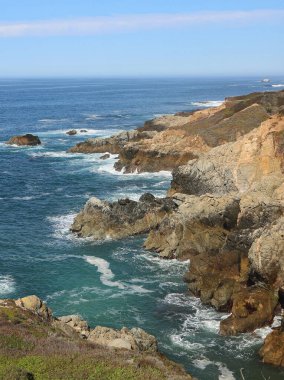 Kaliforniya kıyılarının tepesi dikey